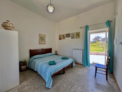 圣埃拉莫因科莱Masseria Contursi - Donna Camilla的一间卧室设有一张床和一个窗口
