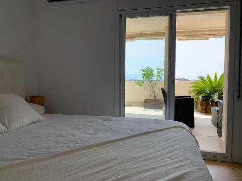 莫列鲁萨La Pau Apartaments的一间卧室配有一张床,享有海景