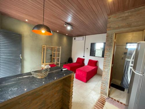 奥林达Loft Menezes Olinda的一间带红色沙发的客厅和一间厨房