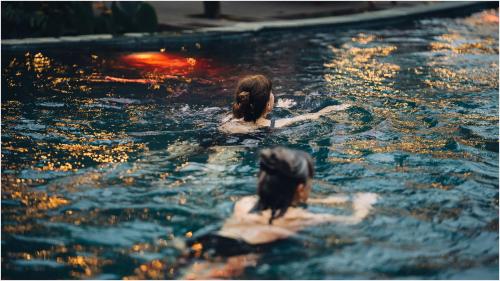 宁平Trang An Ecolodge的两个女人在游泳池游泳