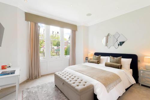 伦敦Beautiful Regents Park Apartment的白色的卧室设有一张大床和一个窗户