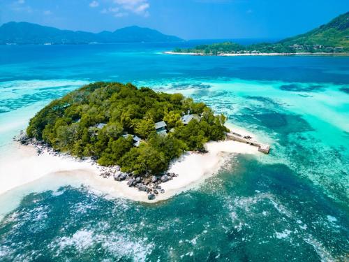 Round IslandJA Enchanted Island Resort Seychelles的海洋中的一个岛屿