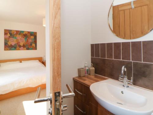 普里茅斯Estuary View的一间带水槽、床和镜子的浴室