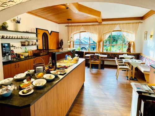 因斯布鲁克Hotel Sonnenhof - bed & breakfast & appartements的厨房配有带食物的柜台