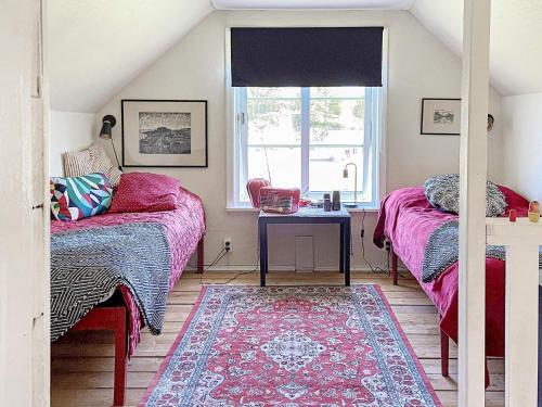 乌拉勒德Holiday home ULLARED的一间卧室设有两张床和窗户。