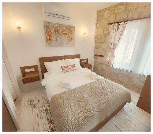 阿拉恰特Perla Rossa Alacati的卧室设有一张白色大床和一扇窗户。