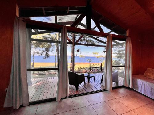 伊瓜苏港Blusky Lodge的客房设有海景大窗户。