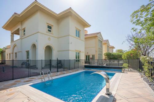 迪拜Jumeirah Islands Private Pool Villa的房屋前设有游泳池的房屋