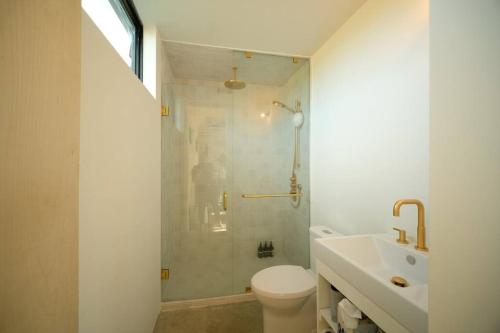 HillierHygge House Cozy Boutique Guest House的带淋浴、卫生间和盥洗盆的浴室