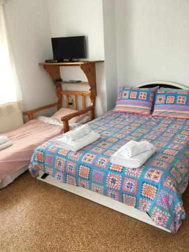 ÓrmosSeaby Apartment的一间卧室配有一张床,上面有两条毛巾