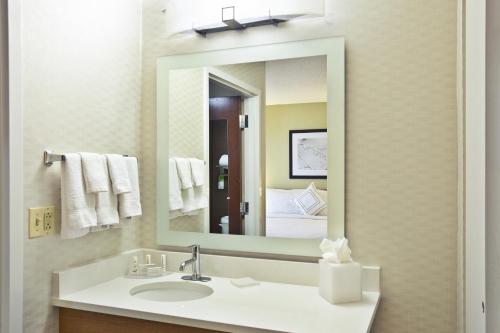 威奇托Springhill Suites by Marriott Wichita East At Plazzio的一间带水槽和镜子的浴室