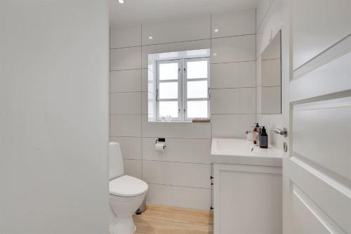 博托比GIMLEretreat的白色的浴室设有卫生间和窗户。