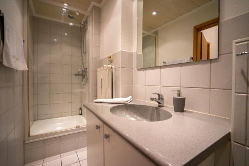 比苏姆Seemeile的浴室配有盥洗盆、镜子和浴缸