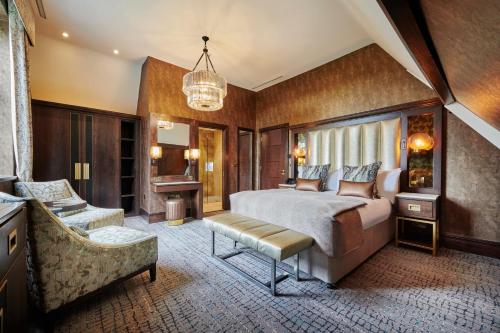艾尔德沃克Aldwark Manor Estate的一间卧室配有一张床、一张沙发和一把椅子