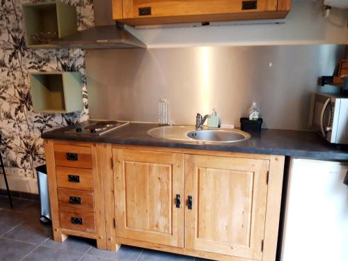 朗吉斯T2 Rungis Mermoz Lenôtre Orly的厨房配有水槽和台面