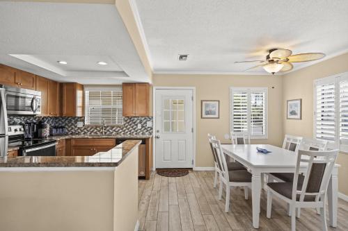 Point O'RocksIsland House Beach Resort 25的厨房以及带桌椅的用餐室。