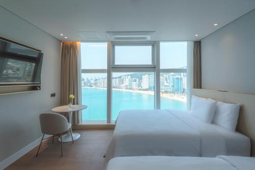 釜山Hotel Marine view的酒店客房设有一张床和一个大窗户