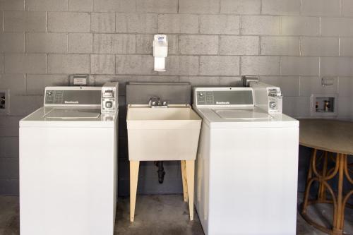 希洛Hualalai 307 Thirty One Day Minimum的两台洗衣机位于水槽旁