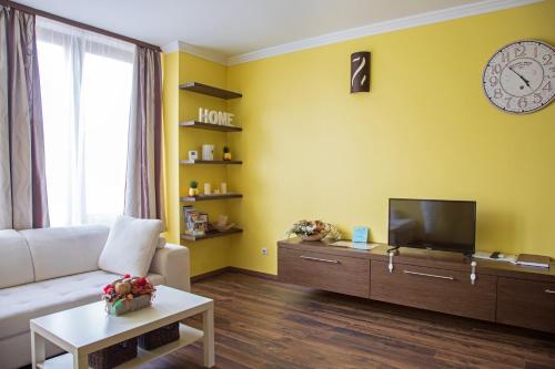 久洛Golden apartman的客厅配有白色沙发和电视