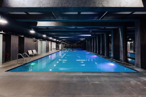 布达佩斯Bliss Residence & Spa的大楼内的大型游泳池