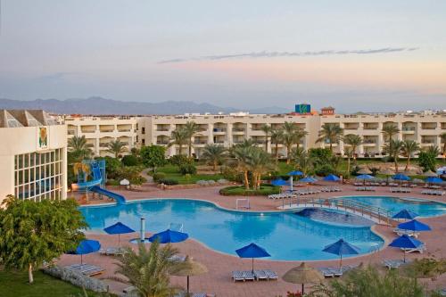 沙姆沙伊赫沙姆沙伊赫极光东方度假酒店的享有度假村游泳池的景致。