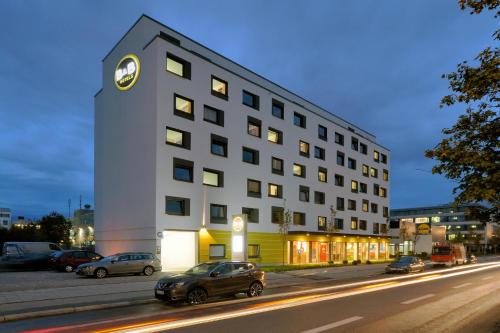 慕尼黑慕尼黑城西住宿加早餐酒店的建筑的侧面有时钟