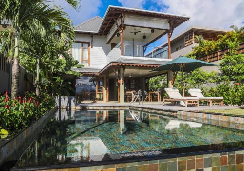 马埃岛JA Enchanted Waterfront Seychelles的房屋前有游泳池的房子
