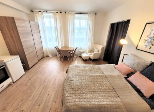 布拉格Cozy apartment close to Palmovka的卧室配有一张床和一张桌子及椅子