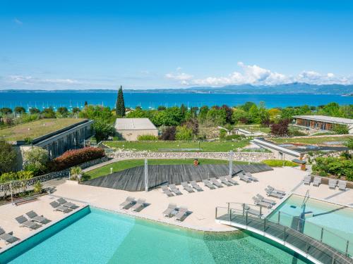 巴多利诺Parc Hotel Germano Suites & Apartments的享有度假村游泳池的空中景致