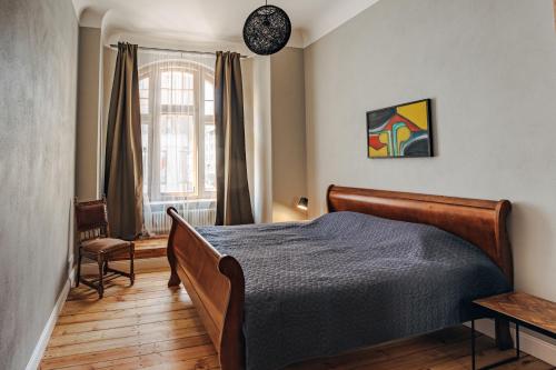里加Constantine Apartments的一间卧室设有一张床和一个窗口