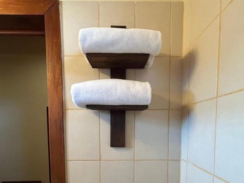 弗洛勒斯德派提酒店的浴室毛巾架上的两条毛巾