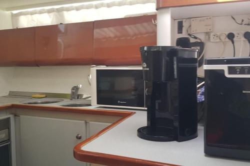莫吉奥Carnon- Plage : Un véritable appartement flottant的厨房配有台面上的咖啡壶