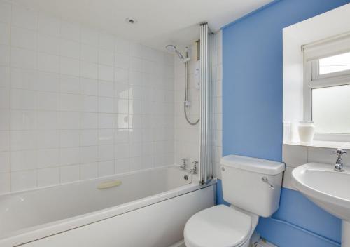 阿斯克里格Thornsgill Cottage的白色的浴室设有卫生间和水槽。