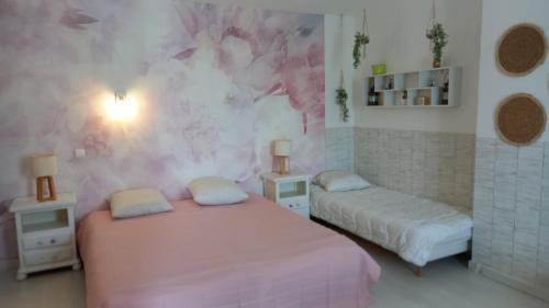 VixLes jardins de VIX的一间卧室设有两张床和粉红色的墙壁