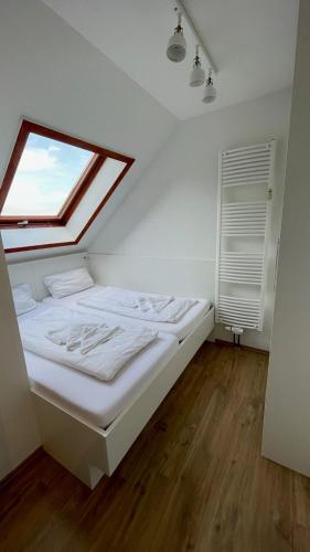 朗格奥'Strandhafer'的一间卧室设有一张大床和窗户