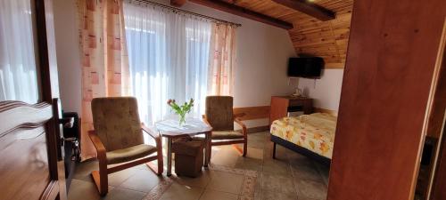 波别罗沃Kama Pobierowo的一间卧室配有桌椅和窗户。