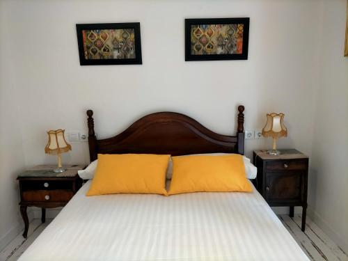 科瓦莱达Covaleda naturazleza y relax的一间卧室配有一张带2个床头柜和2盏灯的床。