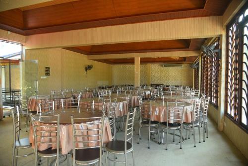 亭可马里Hotel Prasanna的宴会厅配有桌椅