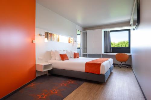波尔图波尔图星级酒店 的酒店客房设有床和窗户。