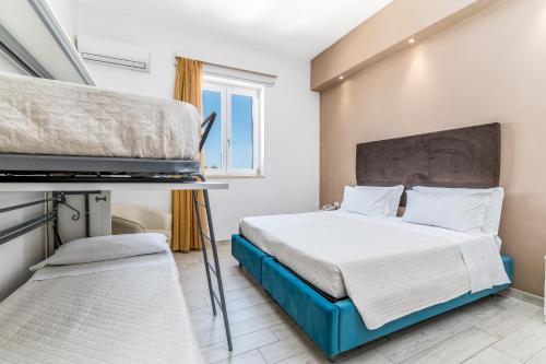 托雷桑塔萨宾娜瑞福斯酒店的一间卧室设有一张床和一个阳台