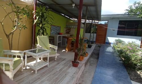 马尔多纳多港koryares haushostel的庭院配有桌椅和桌子。