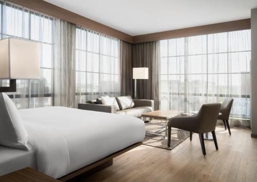 代顿AC Hotel by Marriott Dayton的一间带白色大床的卧室和一间客厅