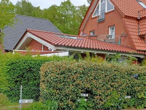 阿希姆Moderne Ferienwohnung mit Kamin u Garten im EG 100qm Nähe Weser und Golfplatz的前面有 ⁇ 的红砖房子