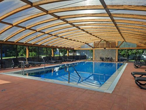 洛斯雷亚莱霍斯卡萨布兰卡乡村酒店的一个带木制天花板的大型游泳池