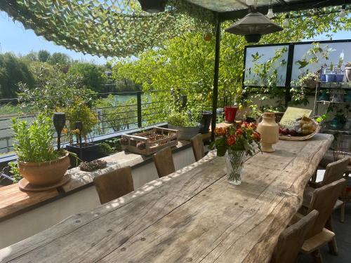 马恩河畔诺让Villa Victorine的观景甲板上的木桌和椅子