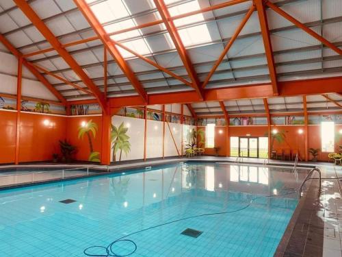 滨海克拉克顿Adorable 2 bedroom holiday home in Clacton-on-Sea的大型建筑中的大型游泳池