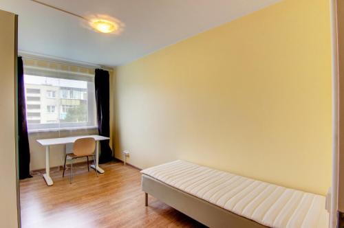 维尔纽斯Savanorių av 48 Vilnius Students Home LT的客房设有床、书桌和窗户。