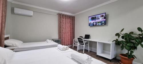 培拉特AAA Apartment的酒店客房配有两张床和一张书桌