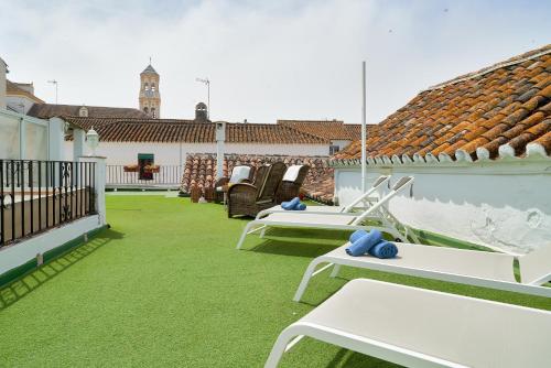 马贝拉Orange Square Rooftop Apartment 250 m2的屋顶上配有白色桌椅的庭院