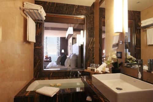 贝鲁特兰卡斯特广场酒店的一间浴室